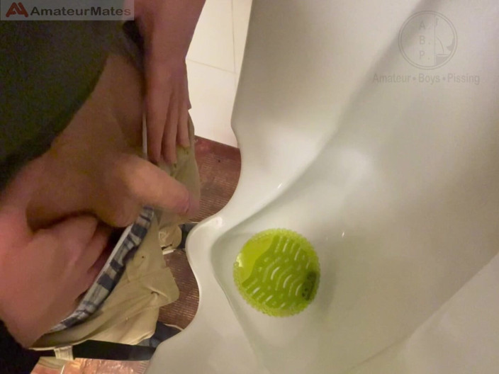 AmateurBoysPissing: Ragazzo Sorpreso a Pisciare in Un Orinatoio Di Un Bagno...