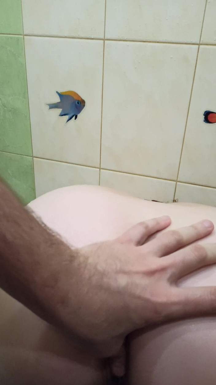 SexyCumCpl: Banyoda tombul bir kızın tatlı delikleriyle oynadı