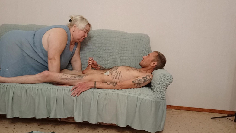 Zona901: Żona patrzy jak sąsiad daje głębokie obciąganie i połyka spermę