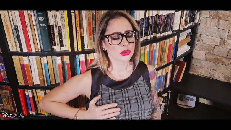 Wet Kelly: Student masturbuje się i kobiecy wytrysk w bibliotece