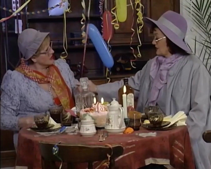 Lesbian Stories: Lésbicas avós lambendo xoxotas em 69 posição