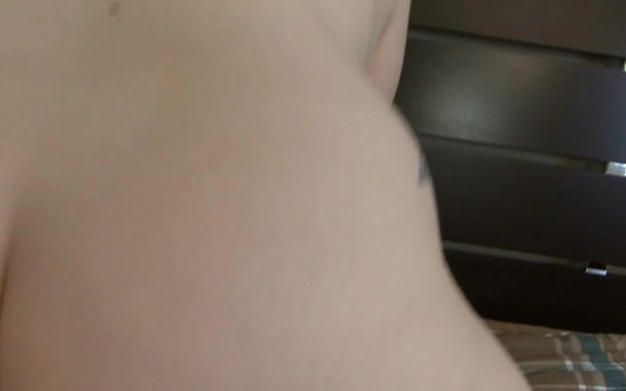 Tight little babes: İri göğüslü kilolu esmer kadın şişman adamın sikini boşaltıyor