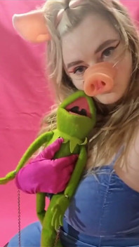 Seksi bayan domuz büyük zenci yarağı göğüslerine korna sokuyor