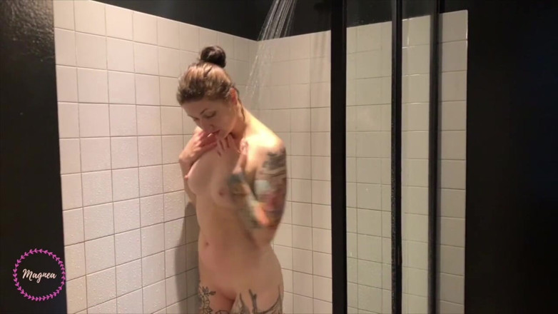 Magnea: La ragazza tatuata magnea si sgrilletta la figa sotto la...