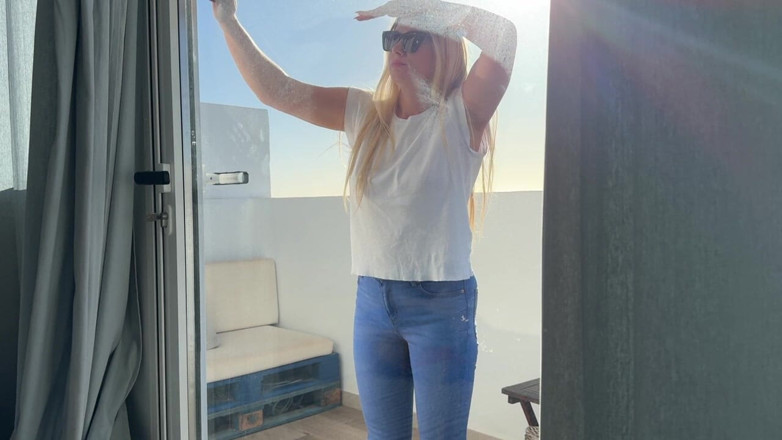 Emma Voyeur: Chica Encerrada En El Balcón Y Tuvo Que Mojar Sus...