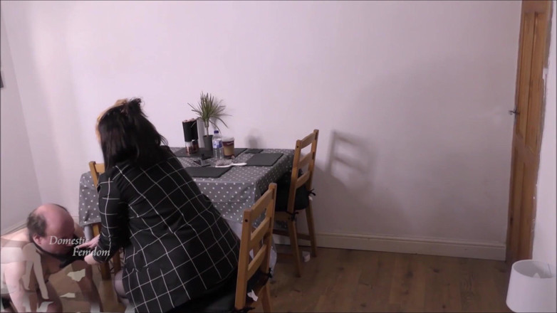 Domestic femdom: Un bas et une récompense des pieds