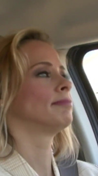 Une jolie MILF blonde se fait baiser et traire par un mec à grosse bite noire