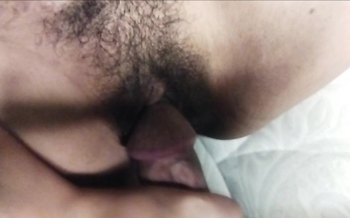 Lovely hairy pussy: Maseur supus joacă pula clientului în jurul buzelor de pizdă
