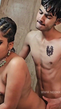 Memek bekabu dientot habis-habisan sama cowok-cowok india sambil bugil