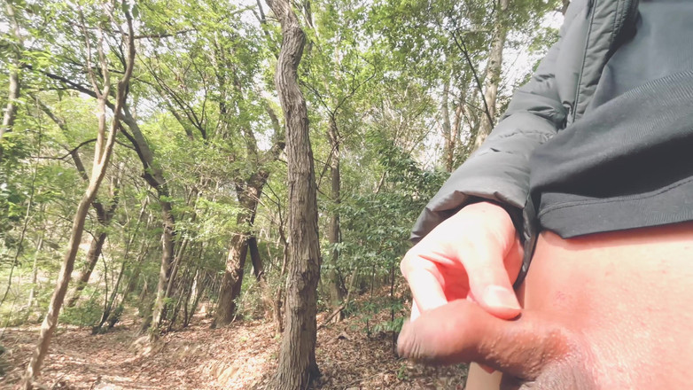 hueikun: A Boy with a Small Foreskin Pees a Huge Stream...