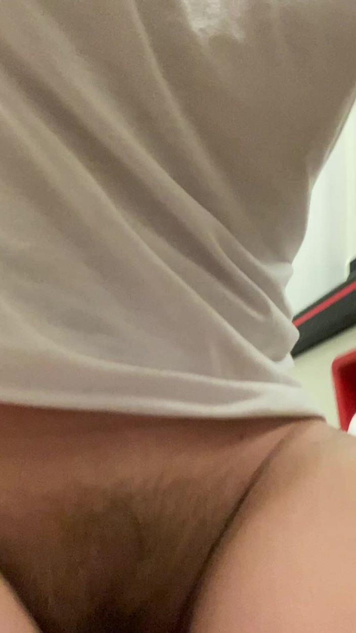 Hairy couple: 冒险的脱衣和我在飞机上的一点尿