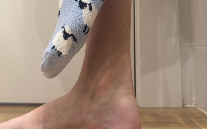 Mila Darkey: Małe stopy ze skarpetkami