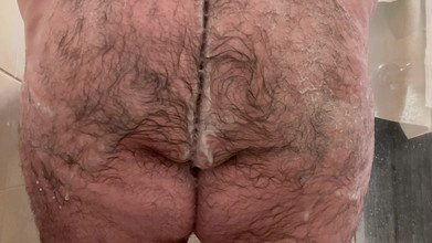 Masked Chaser and Bear: Medvěd strčí robertek do zadku před sprchou