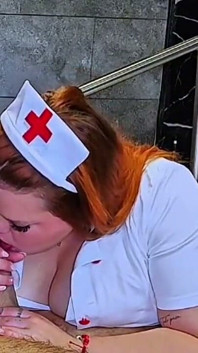 Zärtliche Stiefschwester weiß, wie sie ihrem Stiefbruder bei verschiedenen Gelegenheiten einen blasen kann