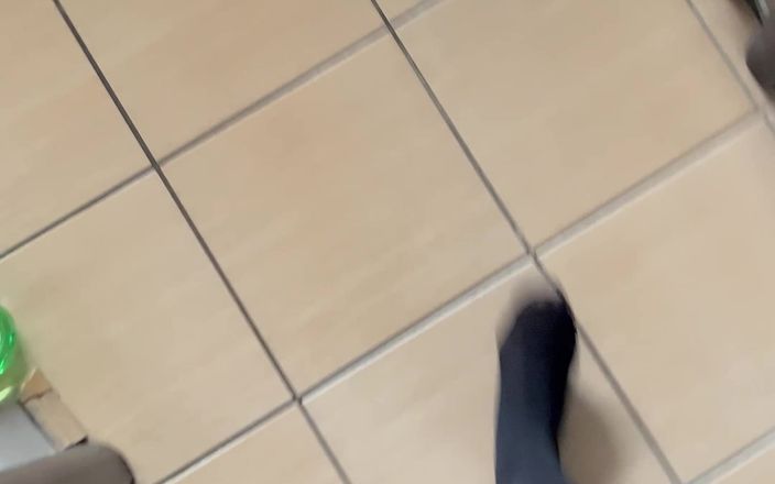 Feet: POV:黒いタイツで歩く