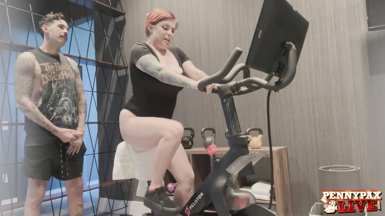 Penny Pax: Penny Pax làm việc tại phòng tập thể dục