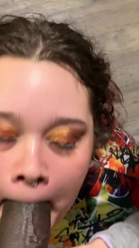 Katt Staxxx e ahanu reed succhiate lo sperma fuori di lui prima di servire il suo cibo !!
