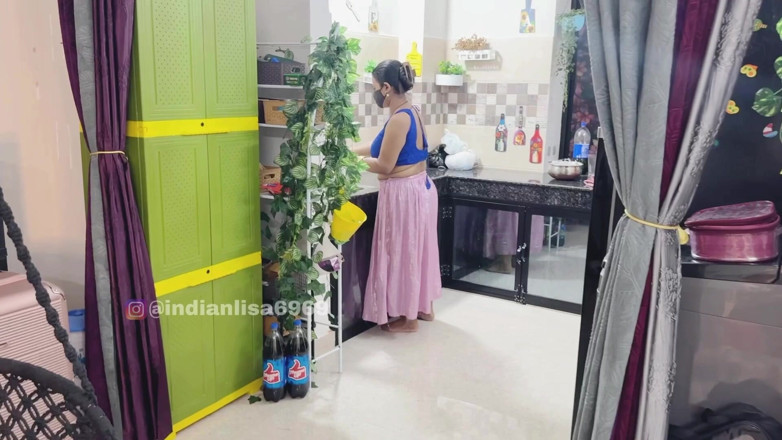 IndianMyra07: Fiul vitreg a prins-o pe mama vitregă futându-se cu instalatorul,...