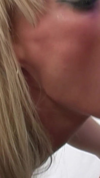 Seksi sarışın orta yaşlı seksi kadın anotnia deona ateşli büyük beyaz yaraklı üçlü grup seks yapıyor