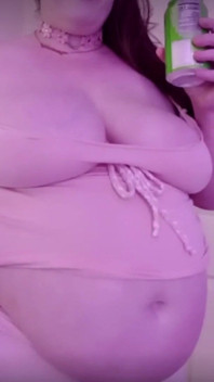 Con đĩ mập mạp chugs soda