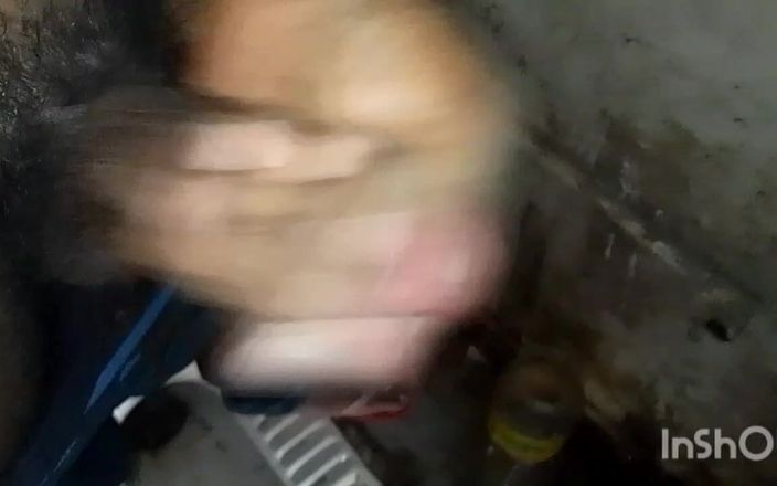 Crazy boy moment: Phòng tắm nhà của cậu bé bẩn thỉu trong làng