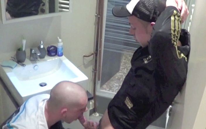 Crunch Boy: Arab mengisap dan menyetubuhi seorang gay di kamar mandi