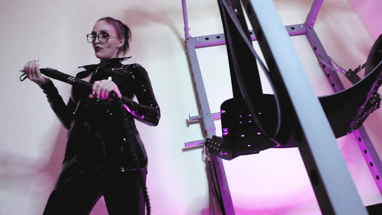 Eva Latexxx: Fetisch-domina Eva latex heels solo swing domina BDSM kink brille...