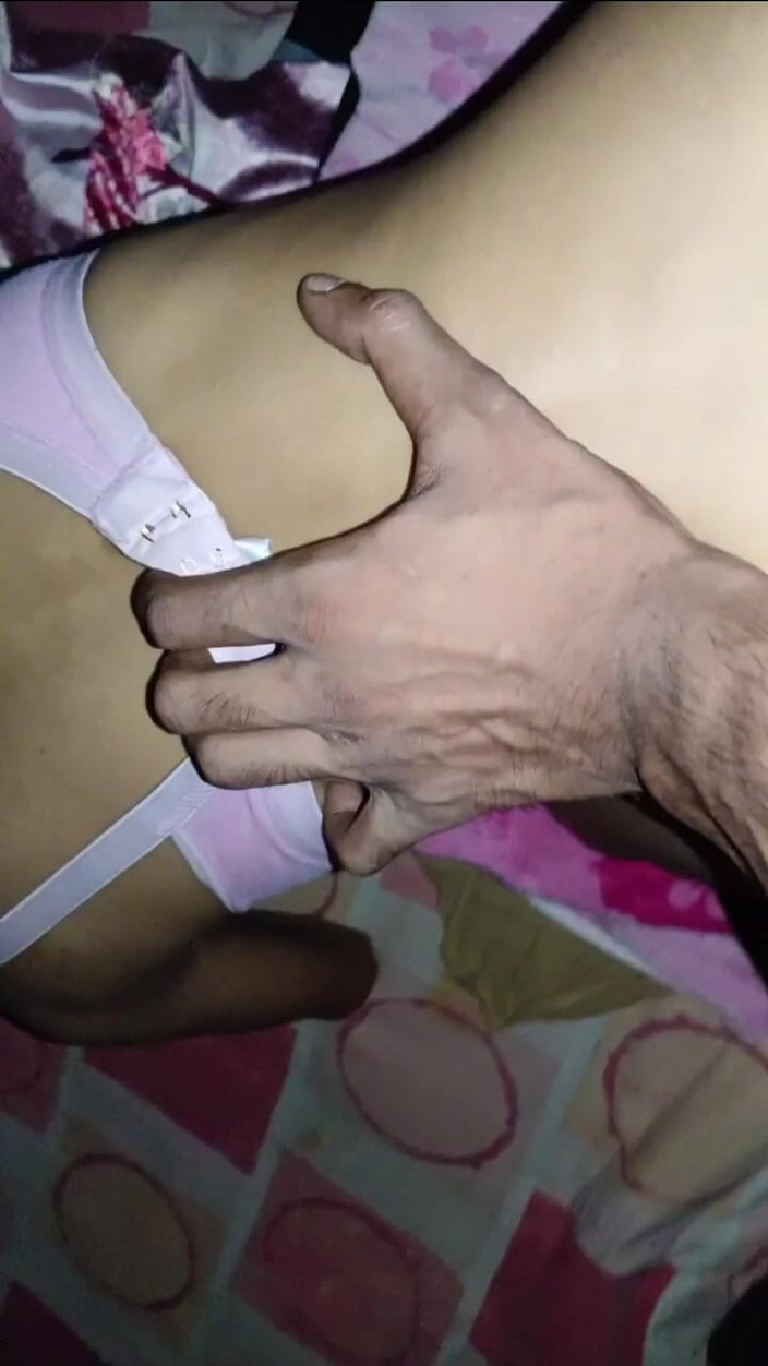 Aromaticrajveer30: 我操了德西哥这么多，以至于她的阴户张开，完全湿透了