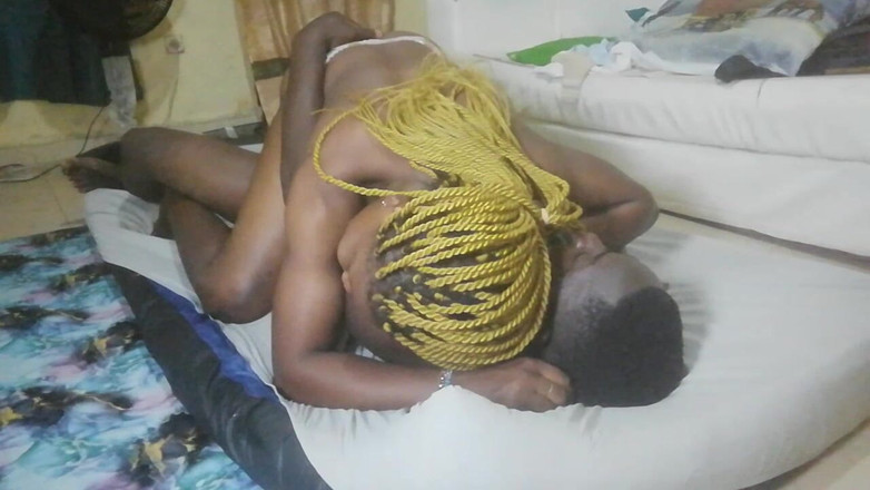 Pornsexlive: 그녀가 내 방에서 휴대폰을 충전하러 왔고, 나는 샷 한 잔 하자고 했어