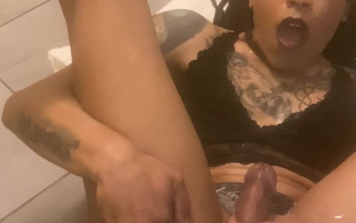 Kimora Creams: Ragazza trans gotica si piscia da sola e sborra