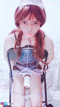 Une tapette asiatique ligotée se fait éjaculer dessus avec un vibromasseur