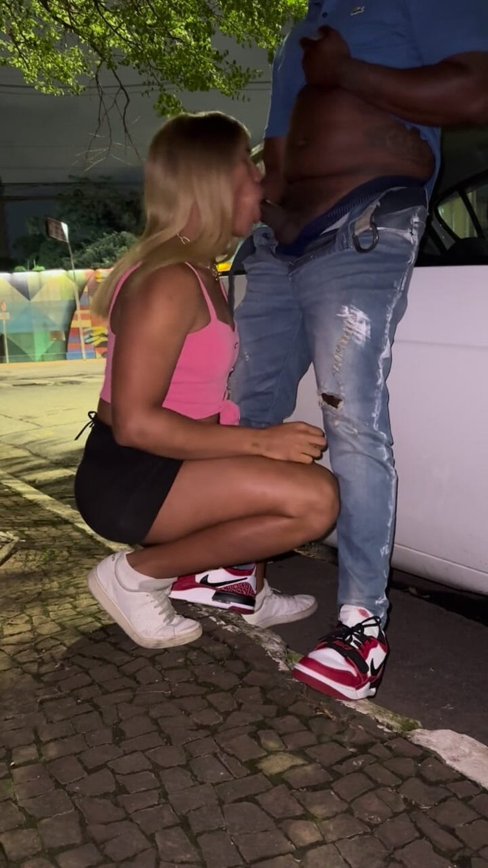 Andreialatina: Người đàn ông da đen tài năng đụ trans trên đường phố