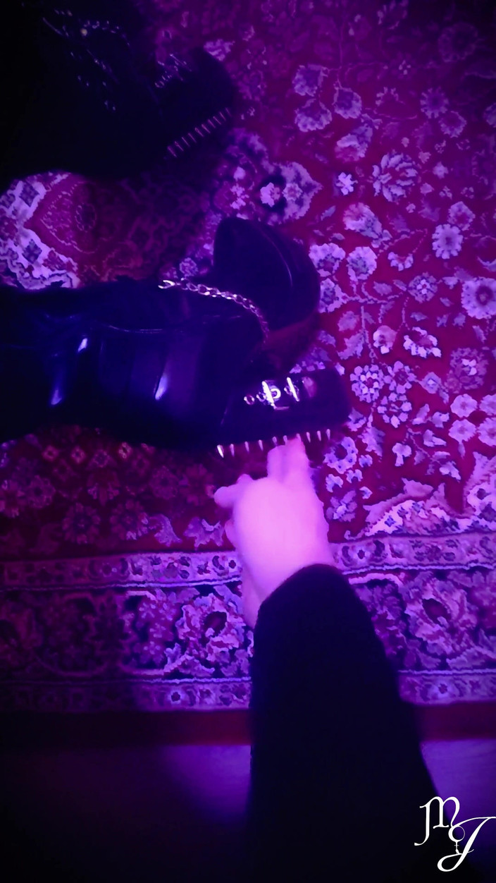 DeesseJulia: 新胸衣和皮靴 - 女主人julia