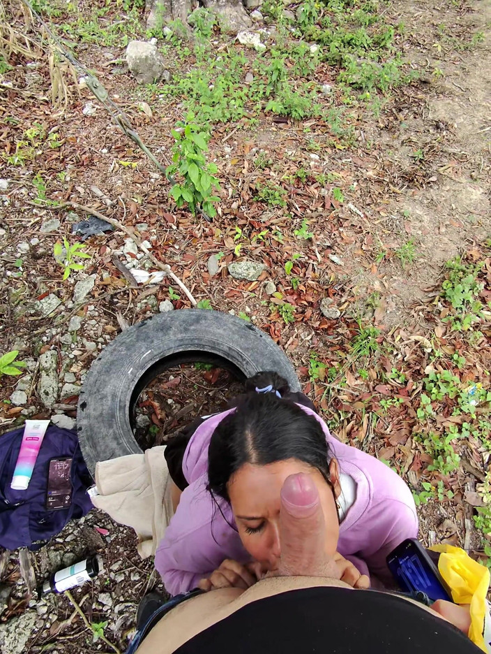 EMY_AND_JONH: 我想吮吸他的鸡巴，让他在户外操我，我真的很喜欢