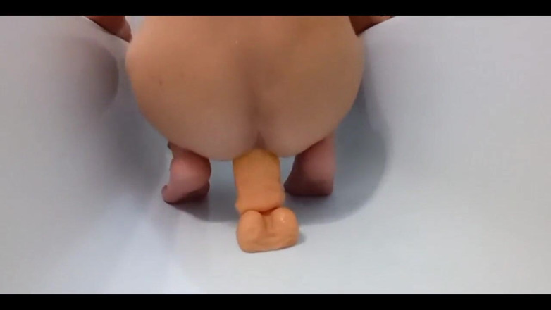 MaxonFF: Mulatto salta su un grosso dildo e fa pipì