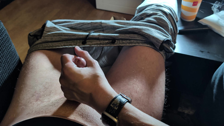 Wichskumpel: Bir arkadaşım 31 çekerken ve yarağını emerken filme alıyor