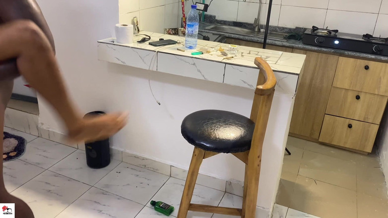 Magiksex1: O tipă slabă este forată tare