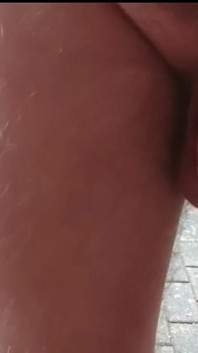 Nue en face de la cour