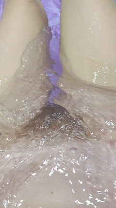 Risky Hairy Couple: Nat harig poesje, harige benen en oksels in de badkuip