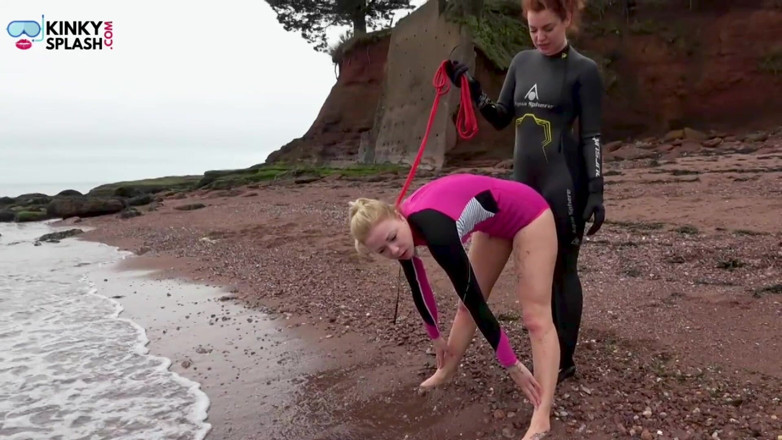 UKCuteGirl Lucy Lauren: Addestramento dello schiavo in spiaggia pubblica con la padrona zoe...