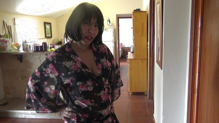 Stepmom Susan: 淫荡的法国熟女等待你的精液并在她所有的淫荡小穴里撒尿