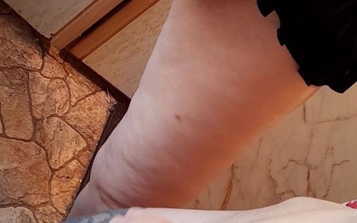 Lesbian-illusion: Drei wohnheimbewohner wichsen ihre muschis in der geteilten Küche