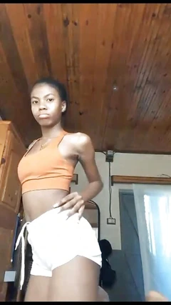 Gadis bermain dengan pulpen di kucingnya