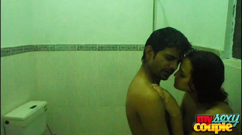 Desi Couple Sunny & Sonia: 德西夫妇在晨间洗澡时做爱