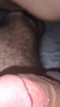 Due giovani scopano in una camera oscura di notte