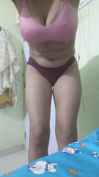 Show indien en solo, doigtage de seins