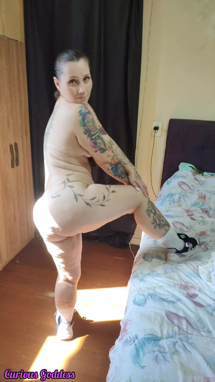 Adrian And Curious: Neugierige göttin - heiße brünette, die nur ein handtuch trägt, sehr...