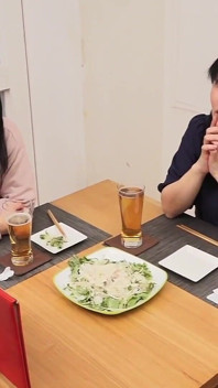 Deux femmes matures qui entrent dans l’Izakaya, un point d’accès pour des rencontres 3-6
