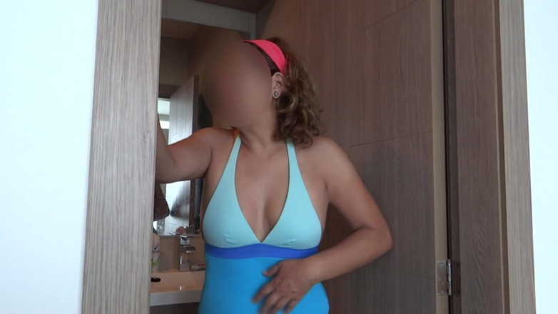 Ardientes69: Isteri latina berusia 58 tahun menunjuk-nunjuk dalam pakaian renang di pantai