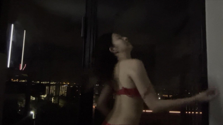 Felicity Azura: 赤いサテンのホットアジアン